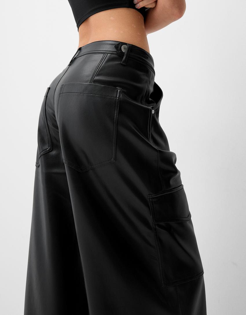 Pantalón cargo efecto piel-Negro