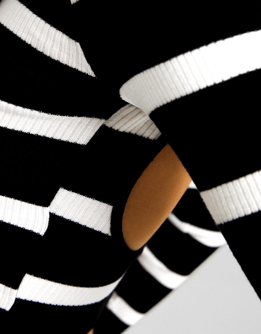 تيشرت محاك مقلّم بأكمام طويلة وفتحة خلفية-أسود-5