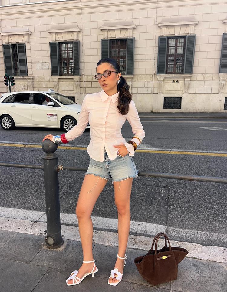 Fitted shirt with flared sleeves
