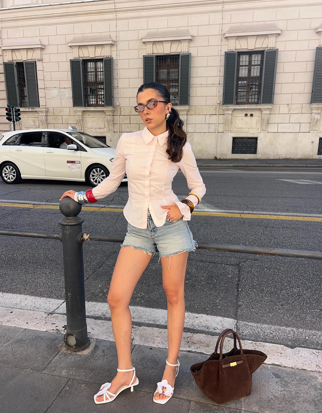 Fitted shirt with flared sleeves