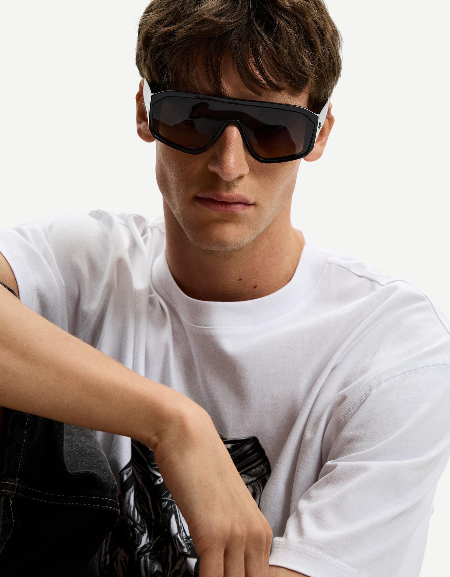 Bershka okulary przeciwsłoneczne z masy żywicznej czarny