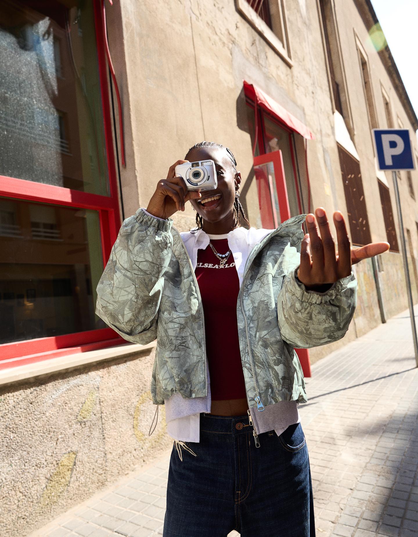 Bershka pikowana kurtka z kapturem i nadrukiem szary