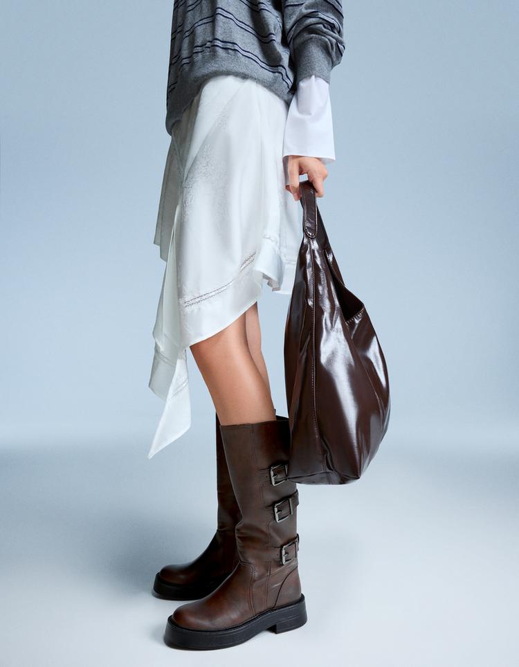 Bota sem salto com fivelas