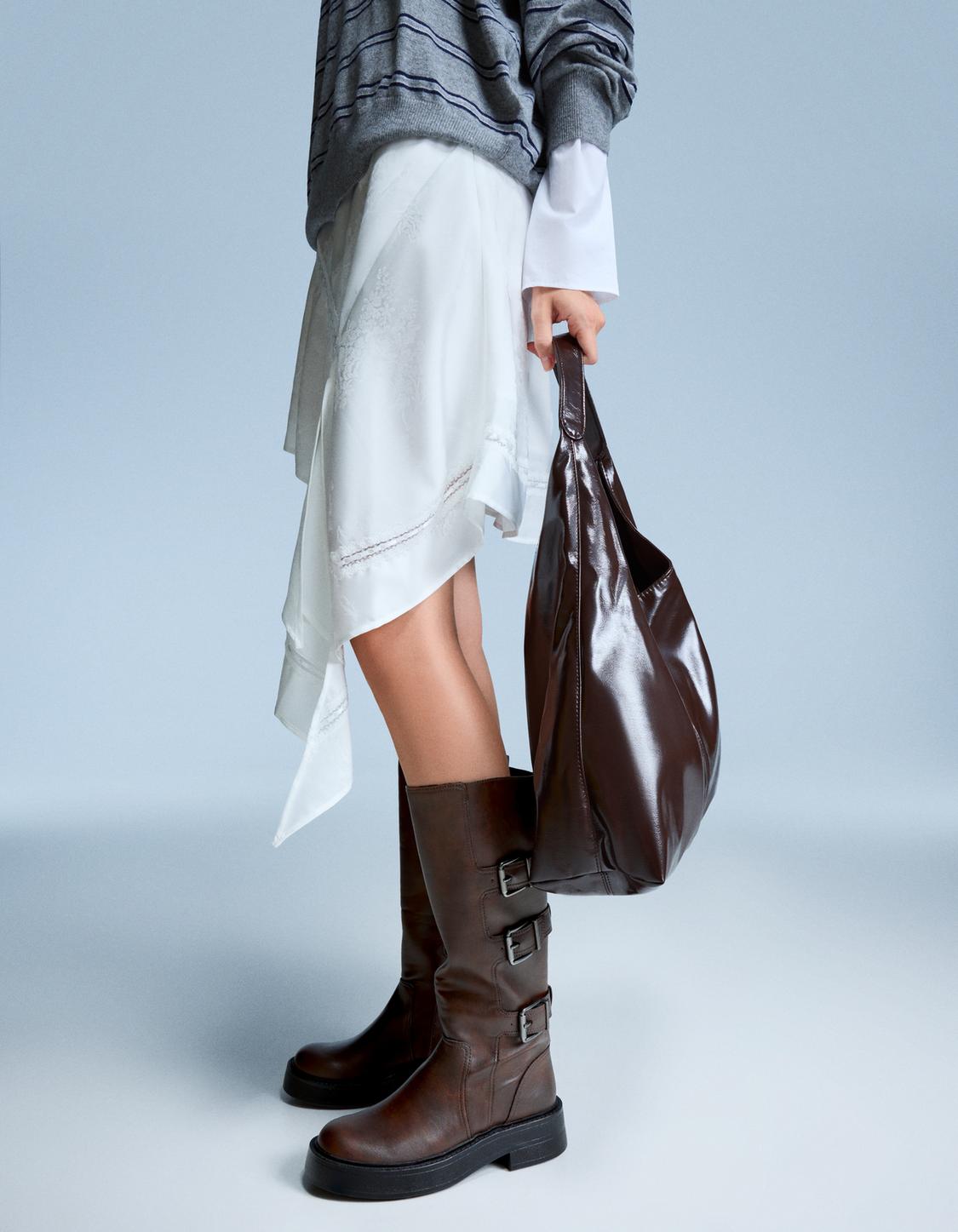 Flat boots with buckles
