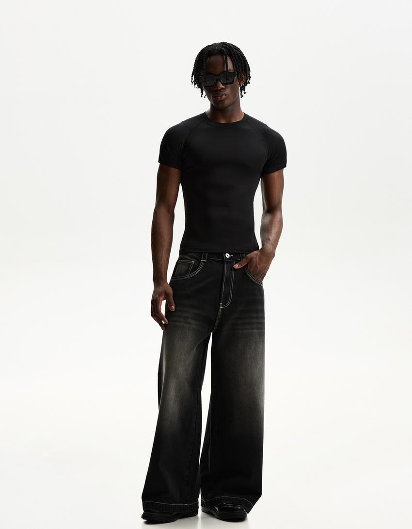 Slim-Fit-T-Shirt mit kurzen Ärmeln und Schlitzen-Schwarz-2