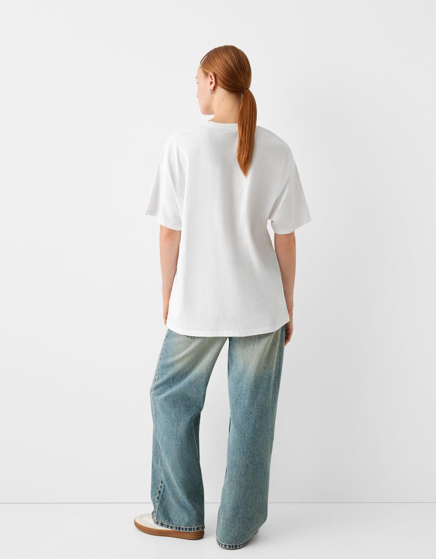 T-shirt Bershka Wearable Art oversize fit com estampado-Gelo-2
