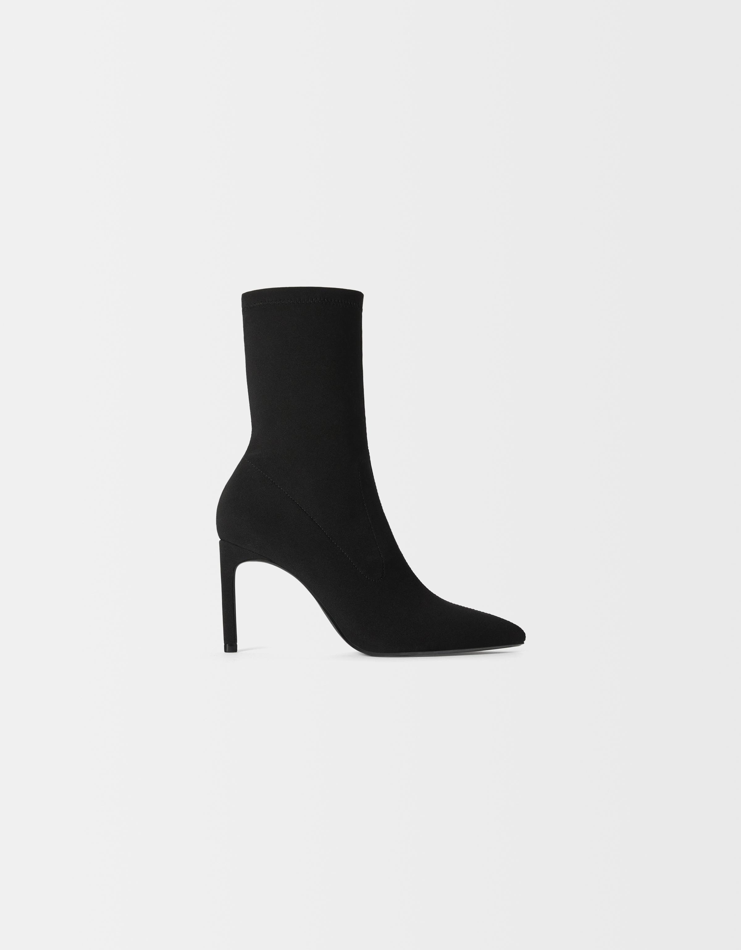 Fitted heel ankle boots — BLACK