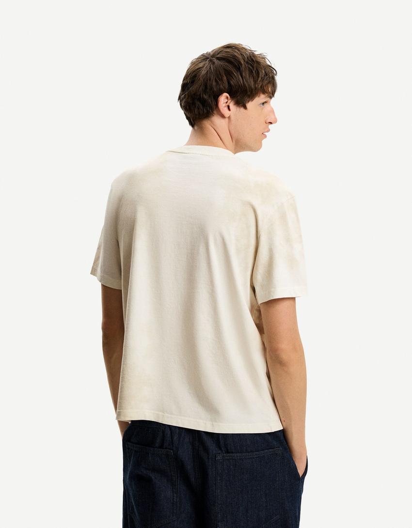 تيشرت مضلع بأكمام قصيرة ومظهر مغسول-بيج