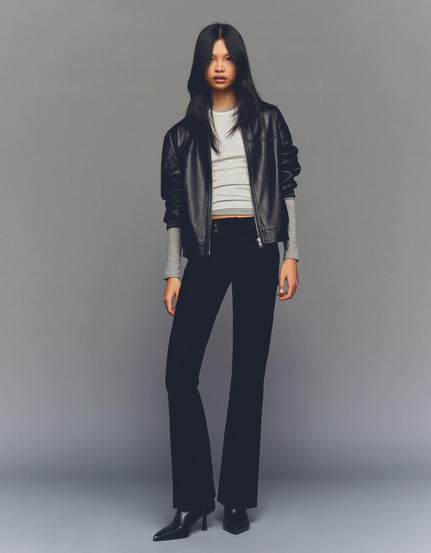 Bershka spodnie o kroju flare z bengalinu czarny