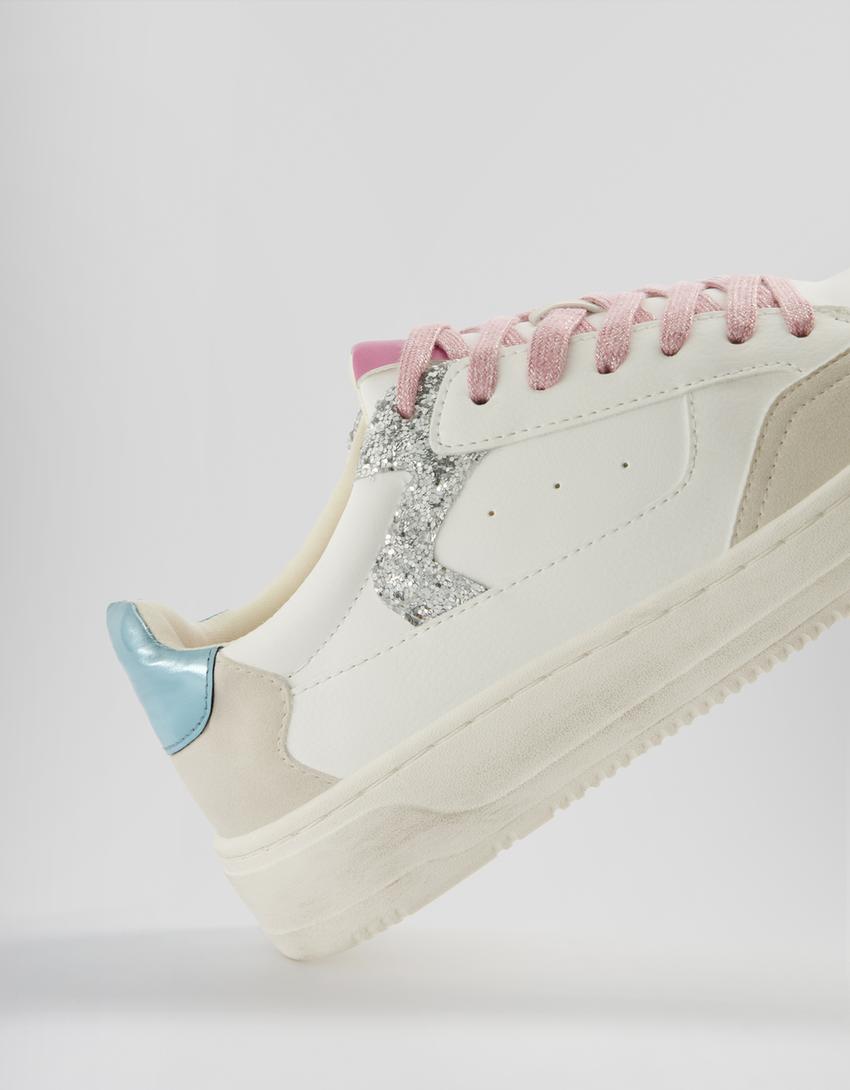 حذاء رياضي بتفصيل أحجار الراين ونعل بتأثير باهت-أبيض