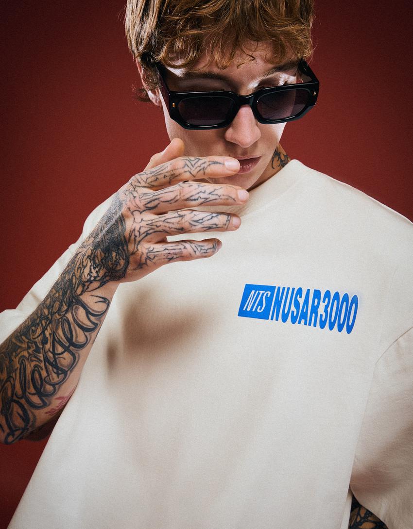 T-shirt NTS Nusar 3000 Boxy fit manga curta estampado-Branco