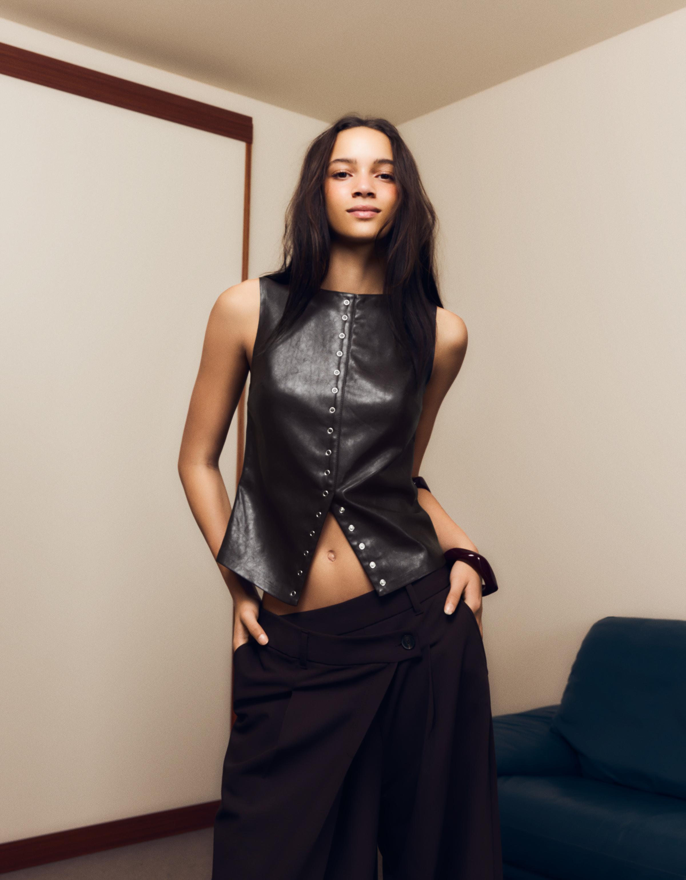 Bershka Kunstleder-Top Mit Nieten Damen Xs Braun