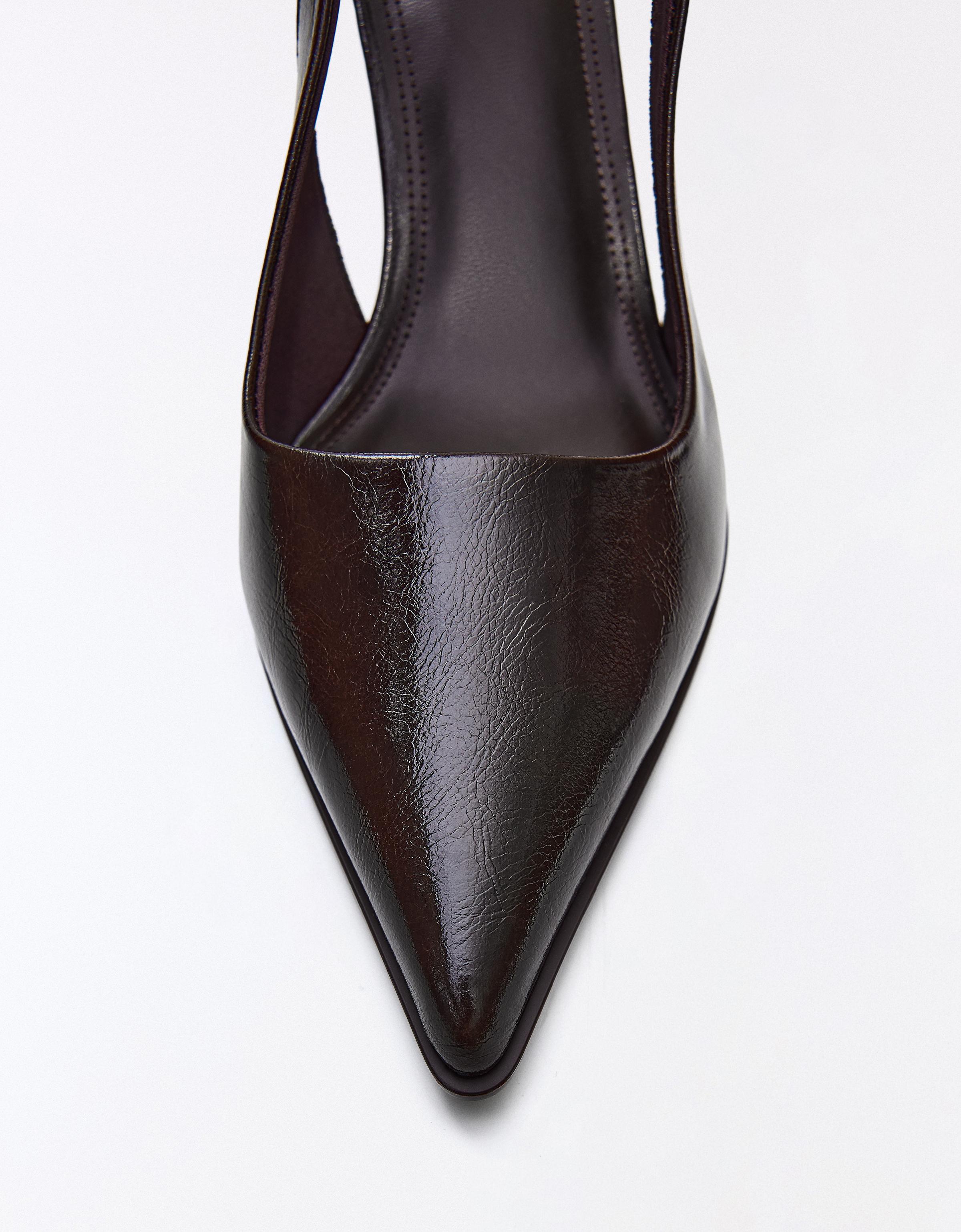 HEELED SHOES WITH BUCKLE DETAIL — Brown