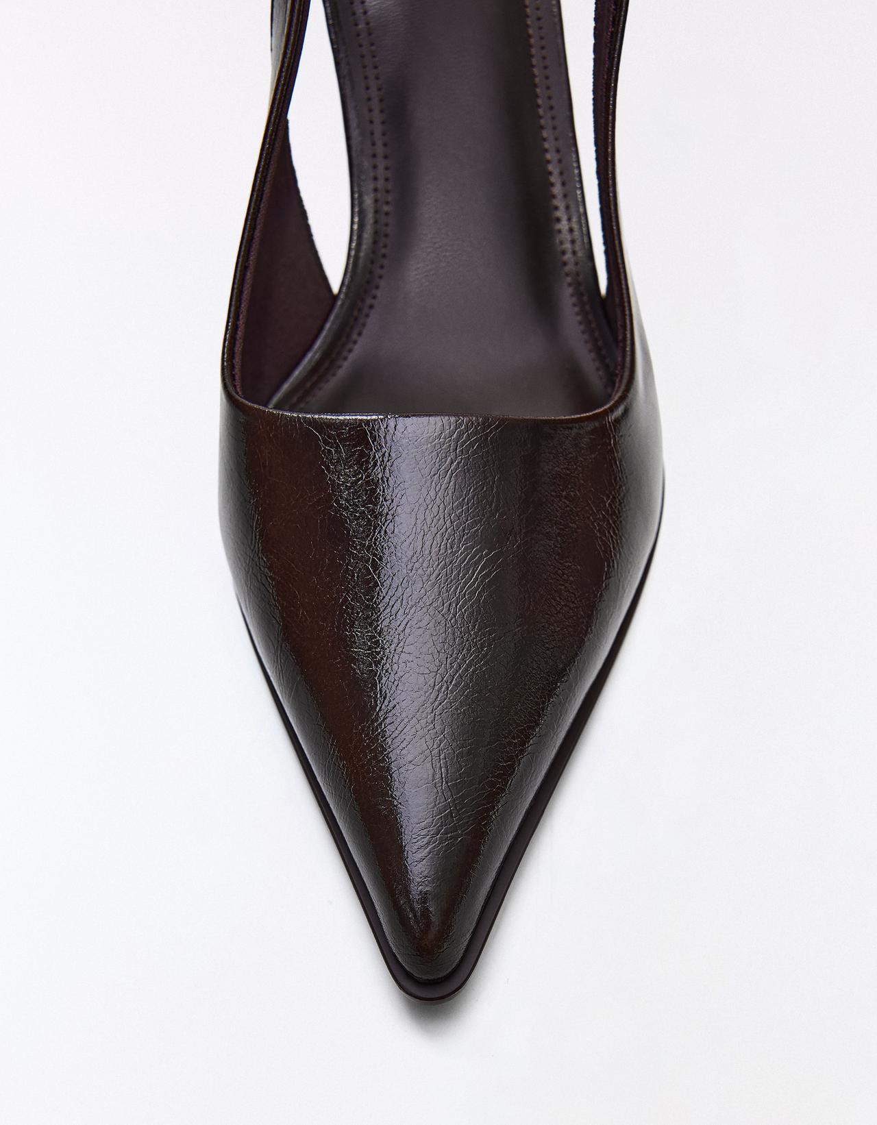 HEELED SHOES WITH BUCKLE DETAIL — Brown