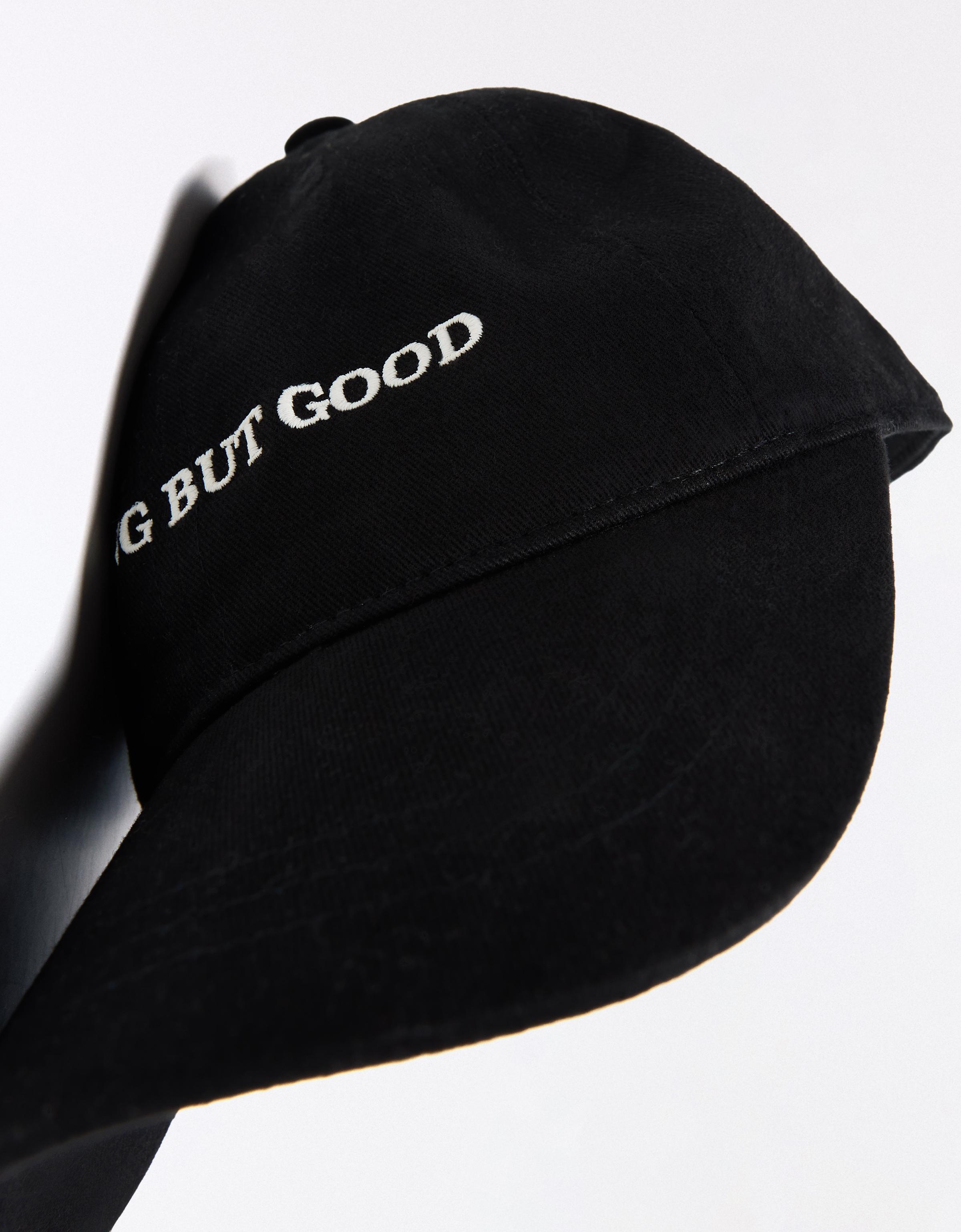 Embroidered cap — Black