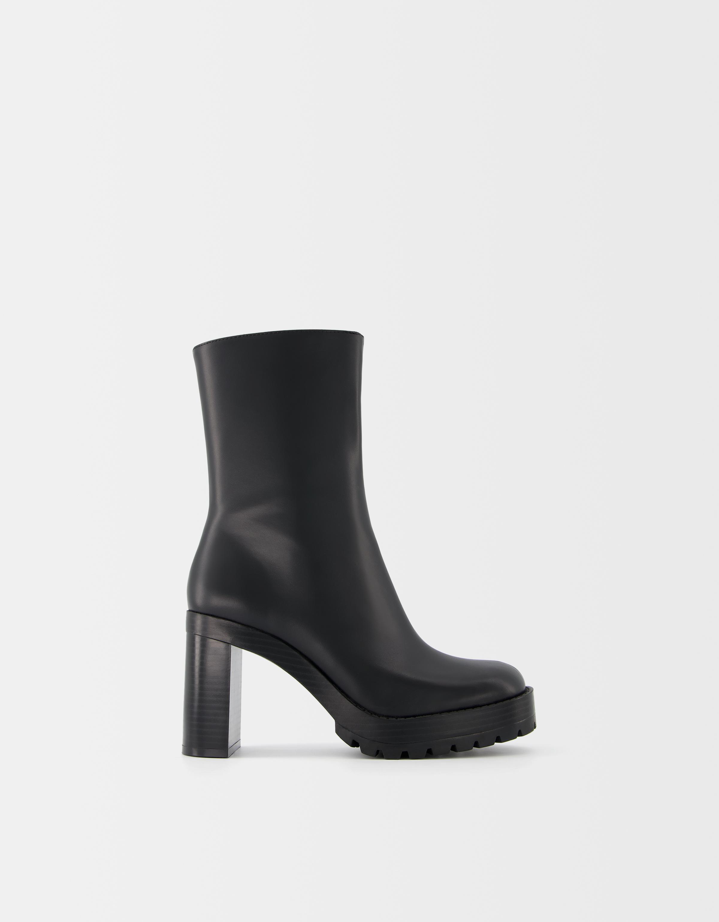Enkellaars met trackzool en hoge hak - Schoenen - Dames | Bershka