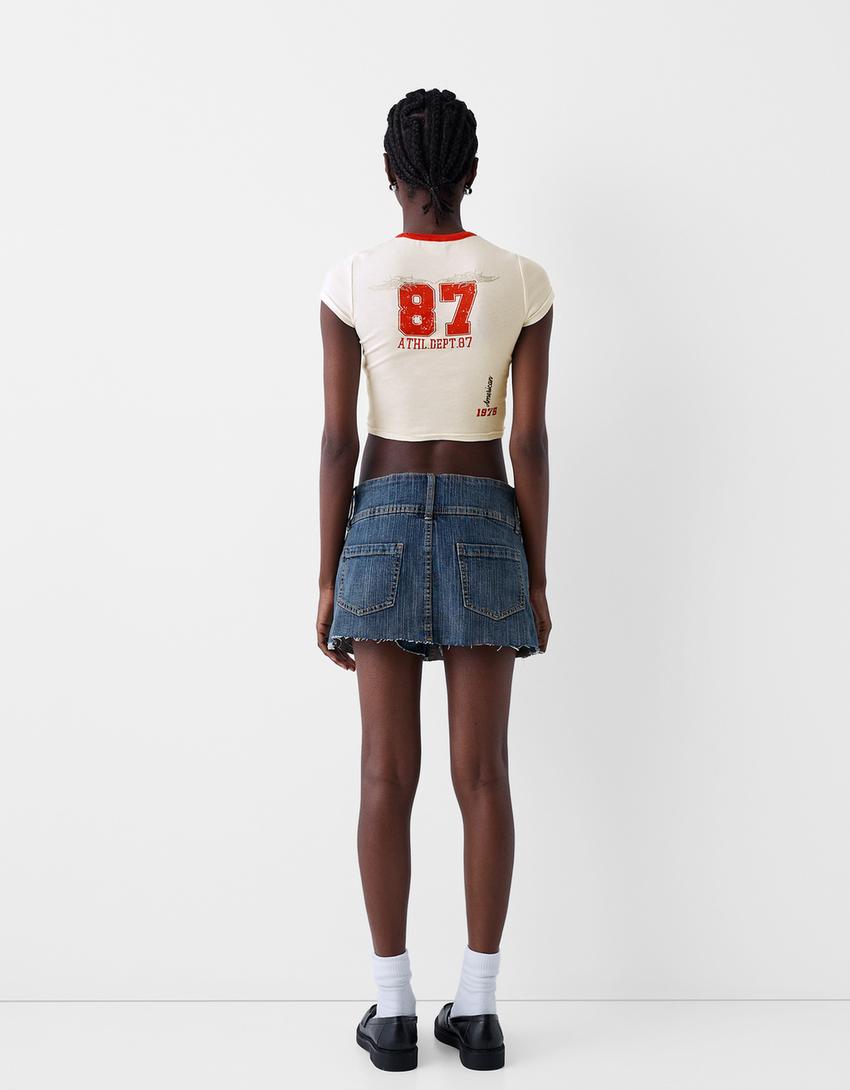 تيشرت مضلع متباين بأكمام قصيرة وأحجار الراين-أبيض مطفي-1