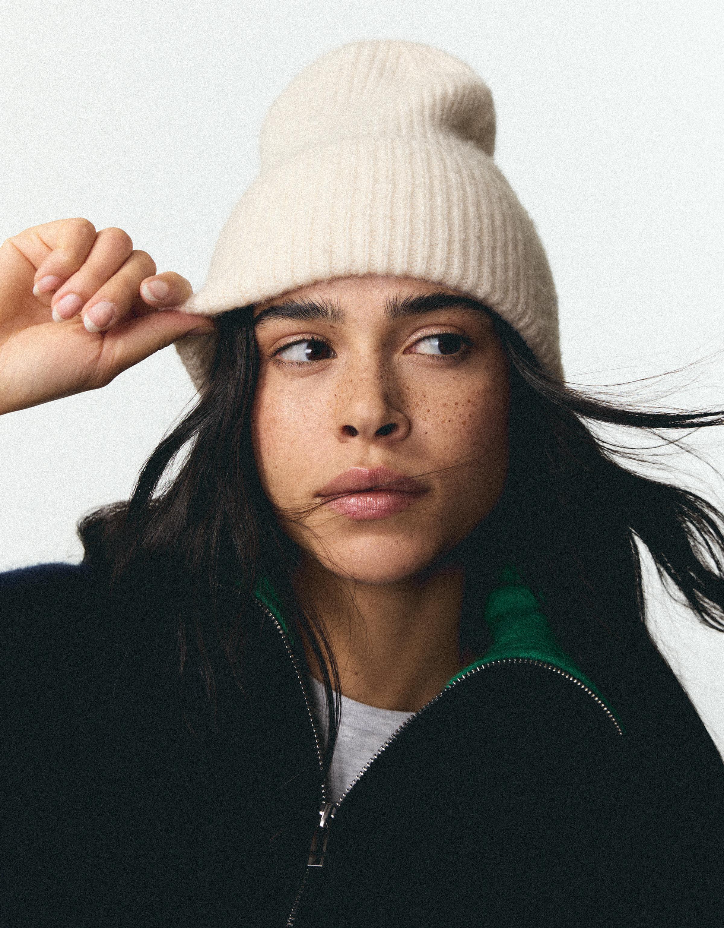Bershka Czapka Beanie Z Dzianiny Z Podwinięciem Kobieta Kremowy