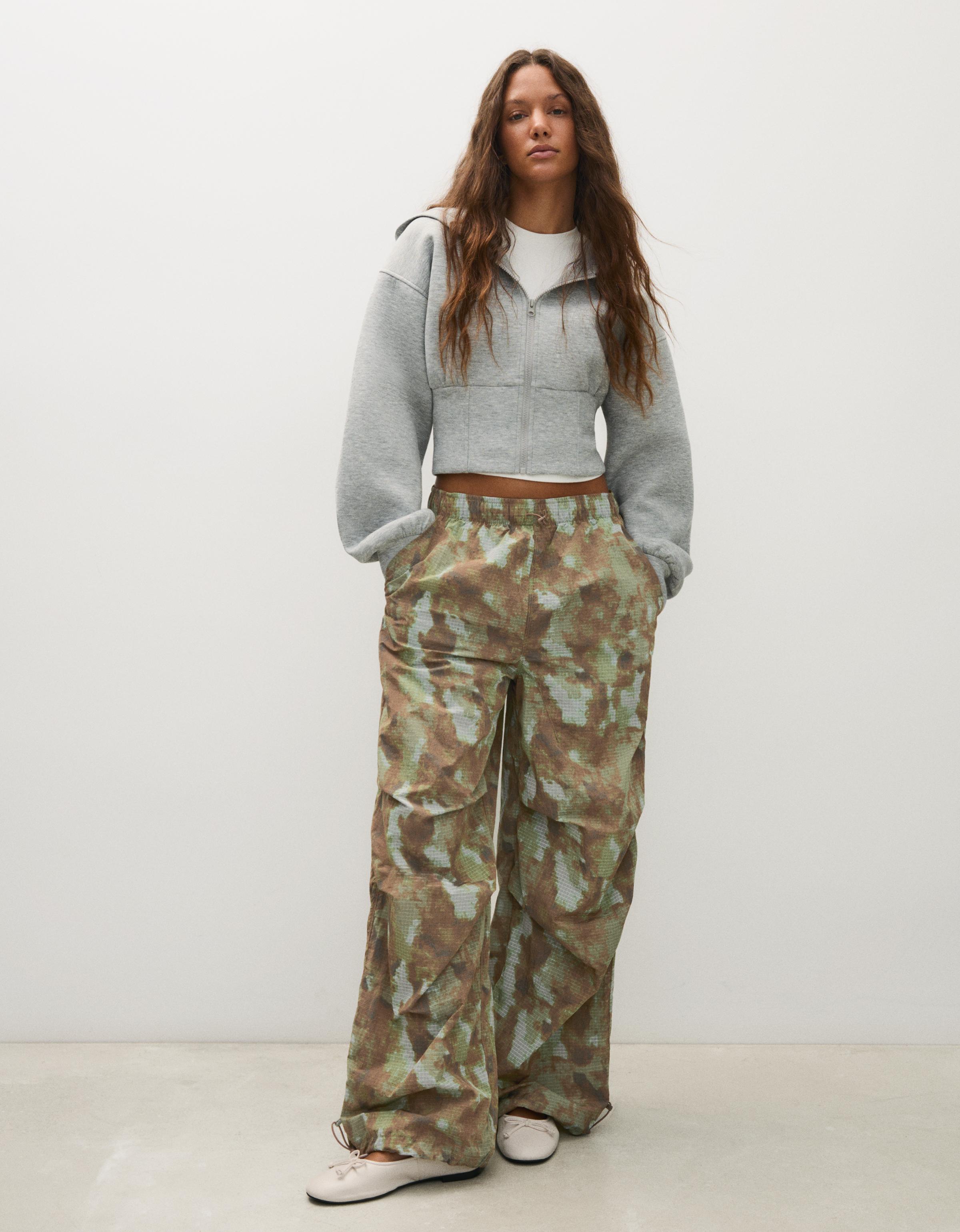 Technical print parachute trousers — Brown