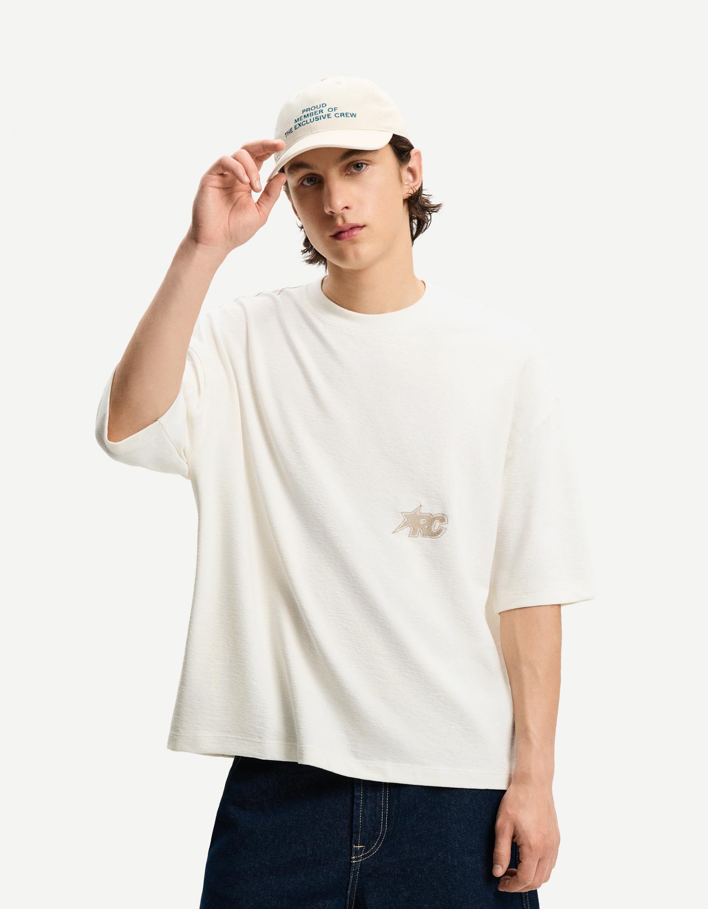 Bershka strukturalna koszulka o kwadratowym kroju z krótkim rękawem i haftem biały złamany