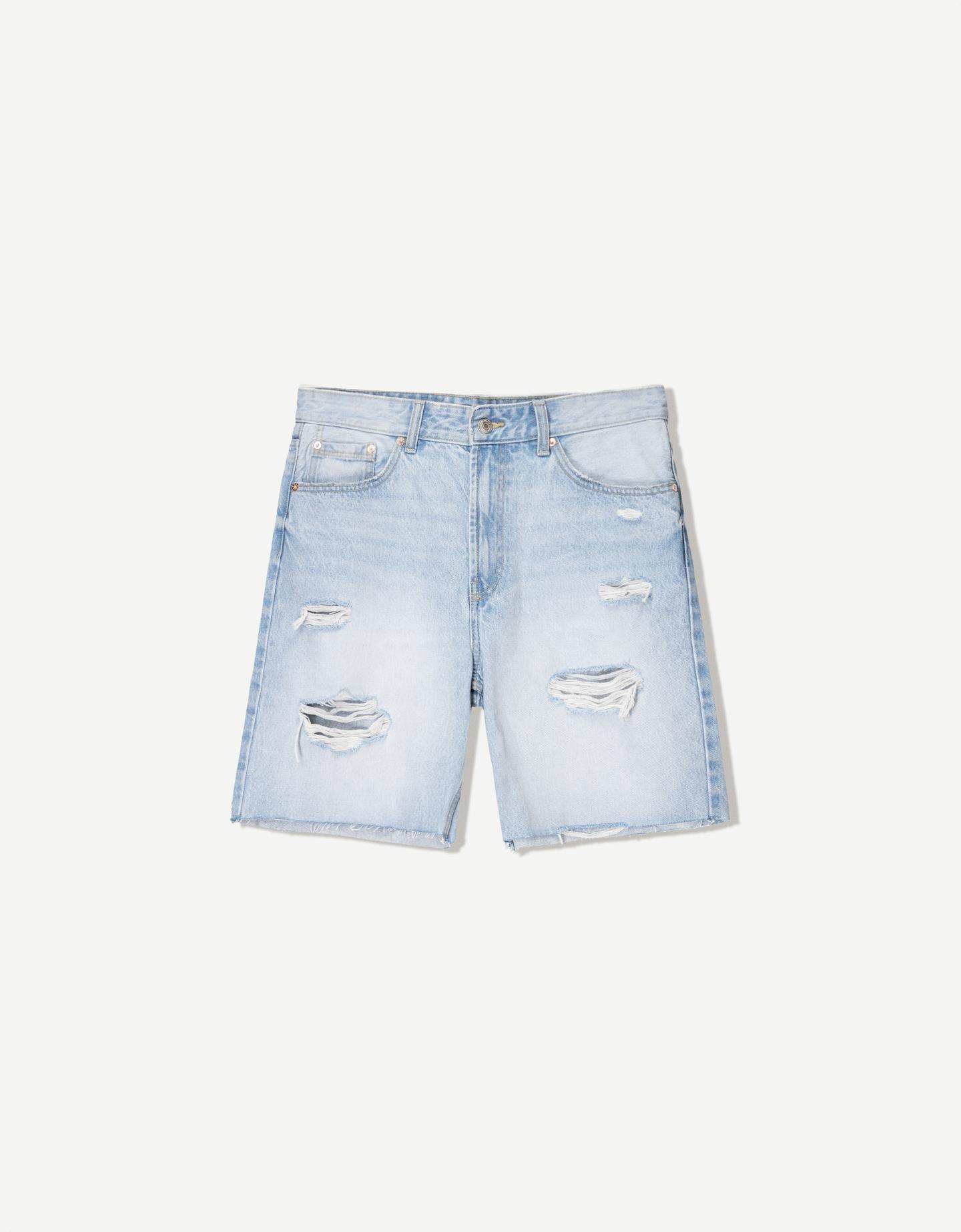 Bershka bermudy jeansowe z przetarciami jasnoniebieski