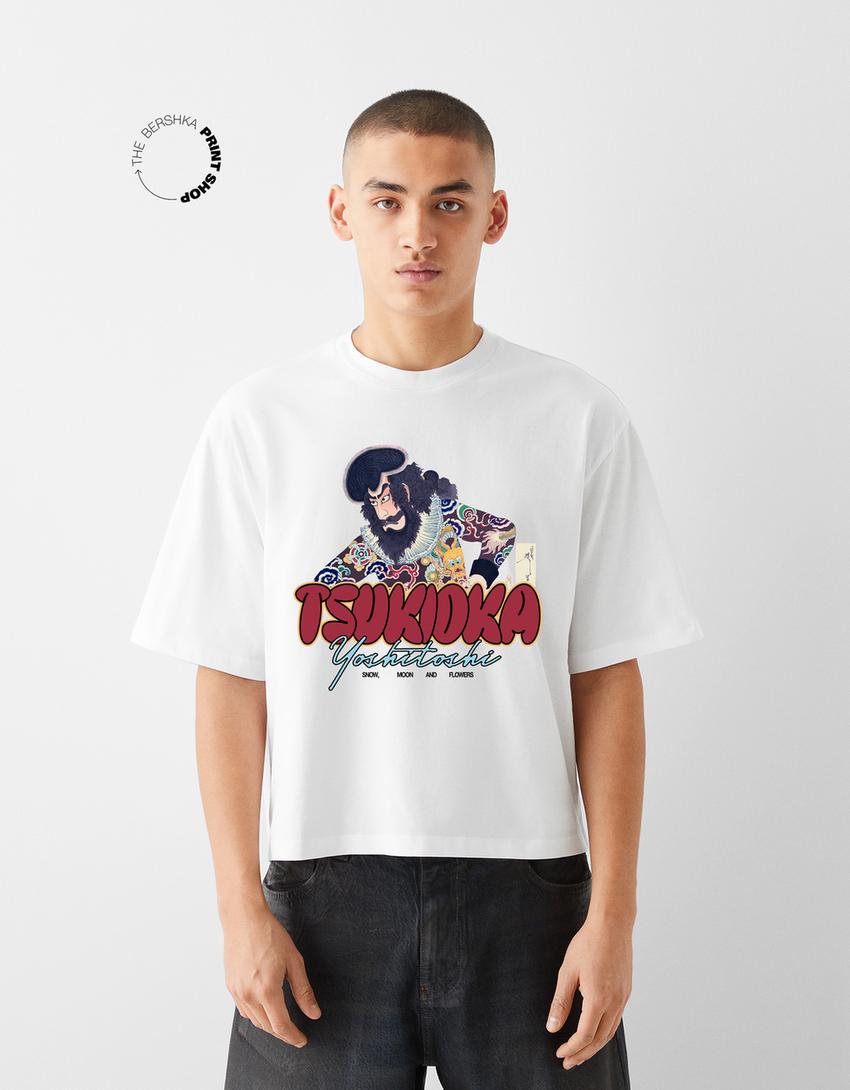 T-shirt Tsukioka Yoshitoshi de manga curta cropped-Branco-1