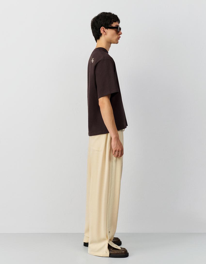 Short sleeve T-shirt with embroidery-Brown
