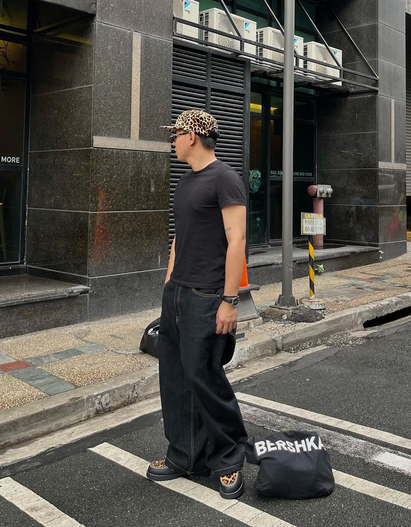 Bershka jeansy o kroju super baggy ciemnoszary