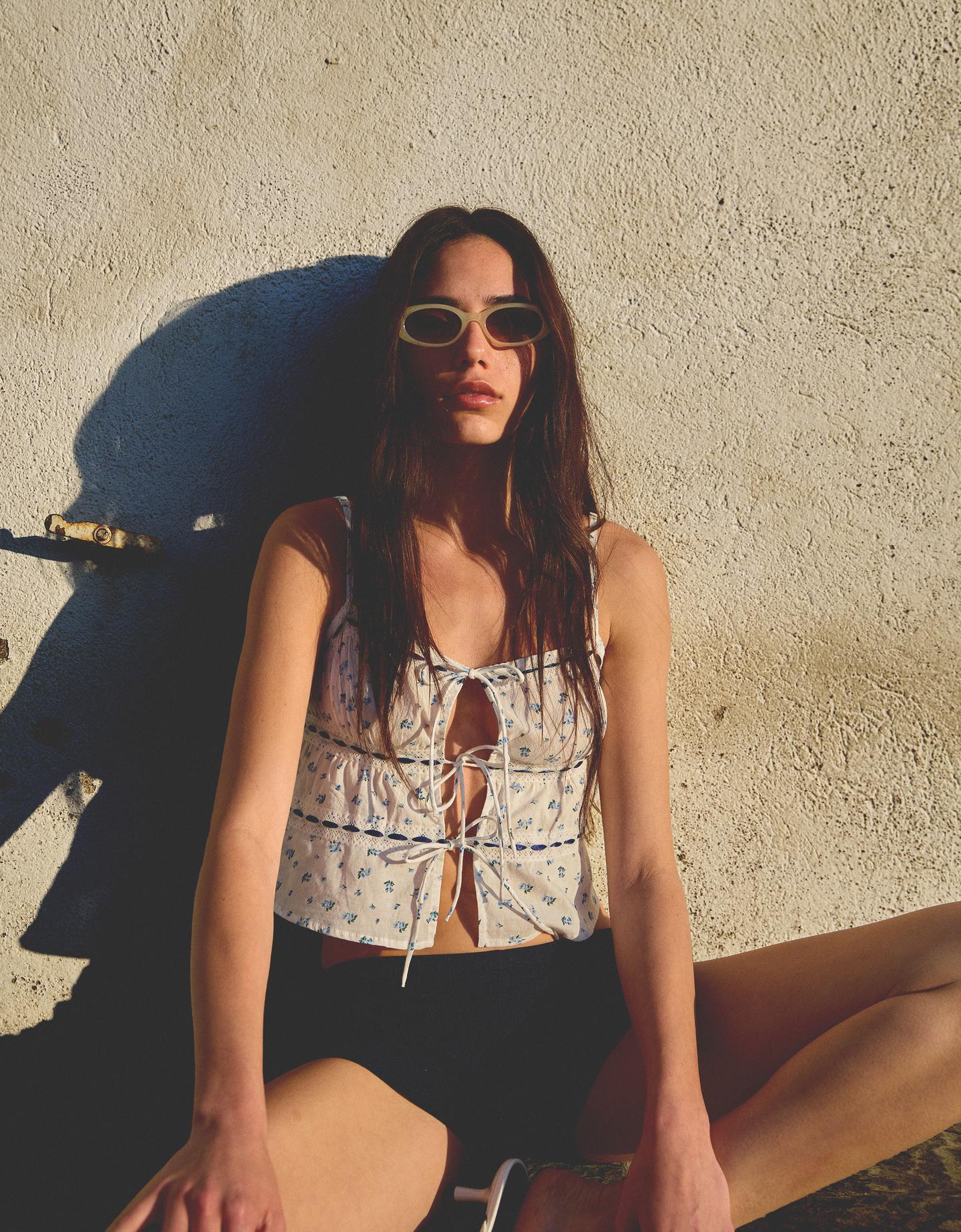 Bershka wzorzysty top z koronką i wiązaniem biały