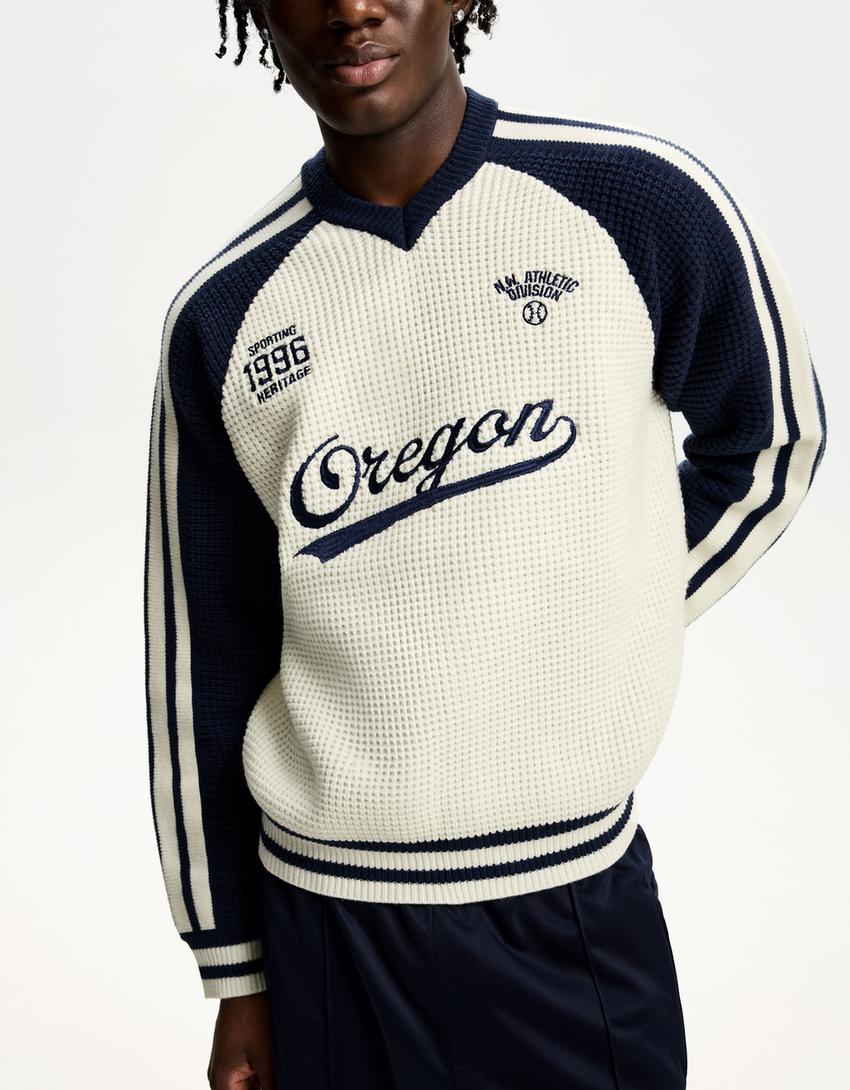 Sweter w stylu retro z fakturą i nadrukiem sportowym-Biały złamany-0