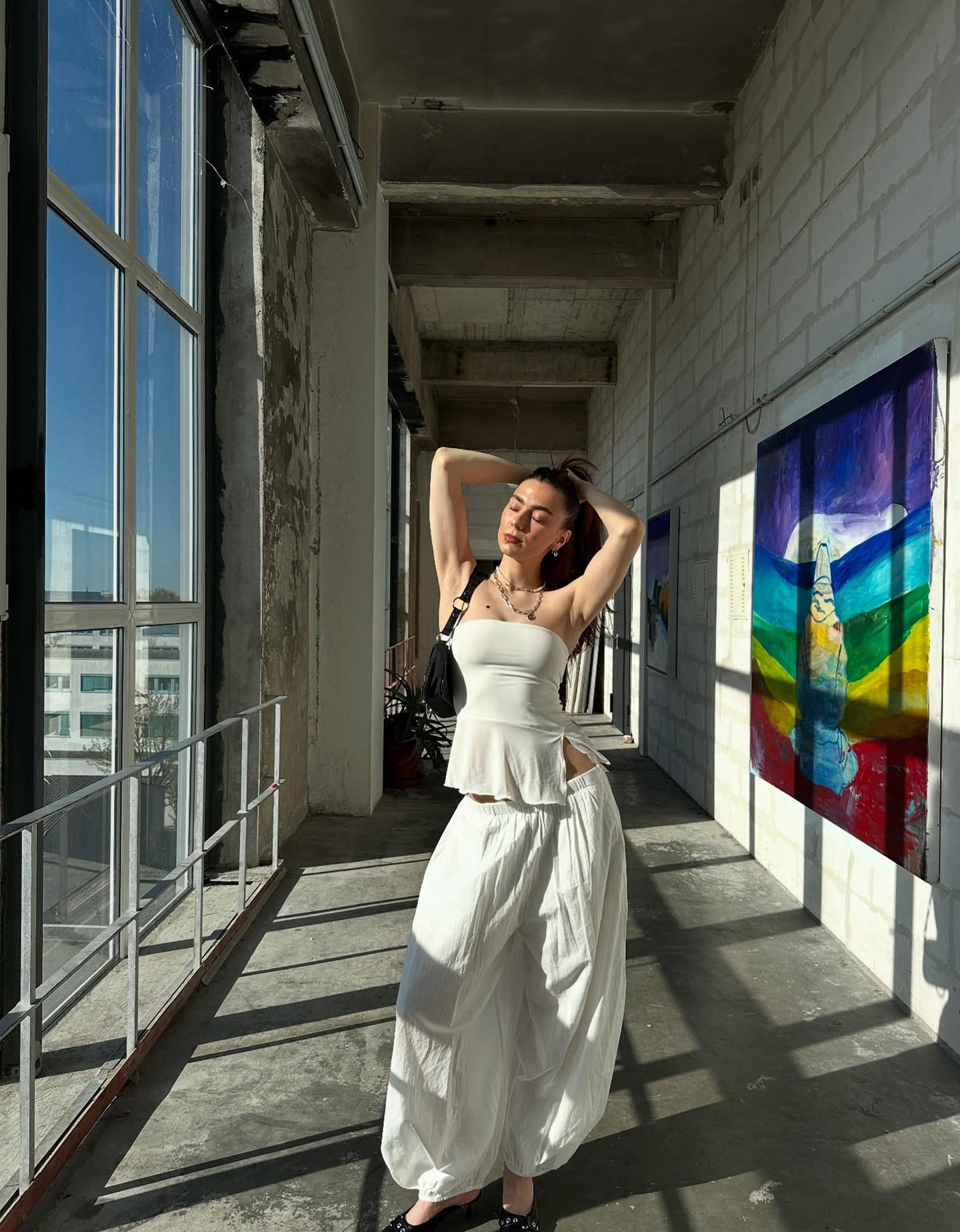 Bershka top bandeau z krepy z asymetrycznym dołem kremowy