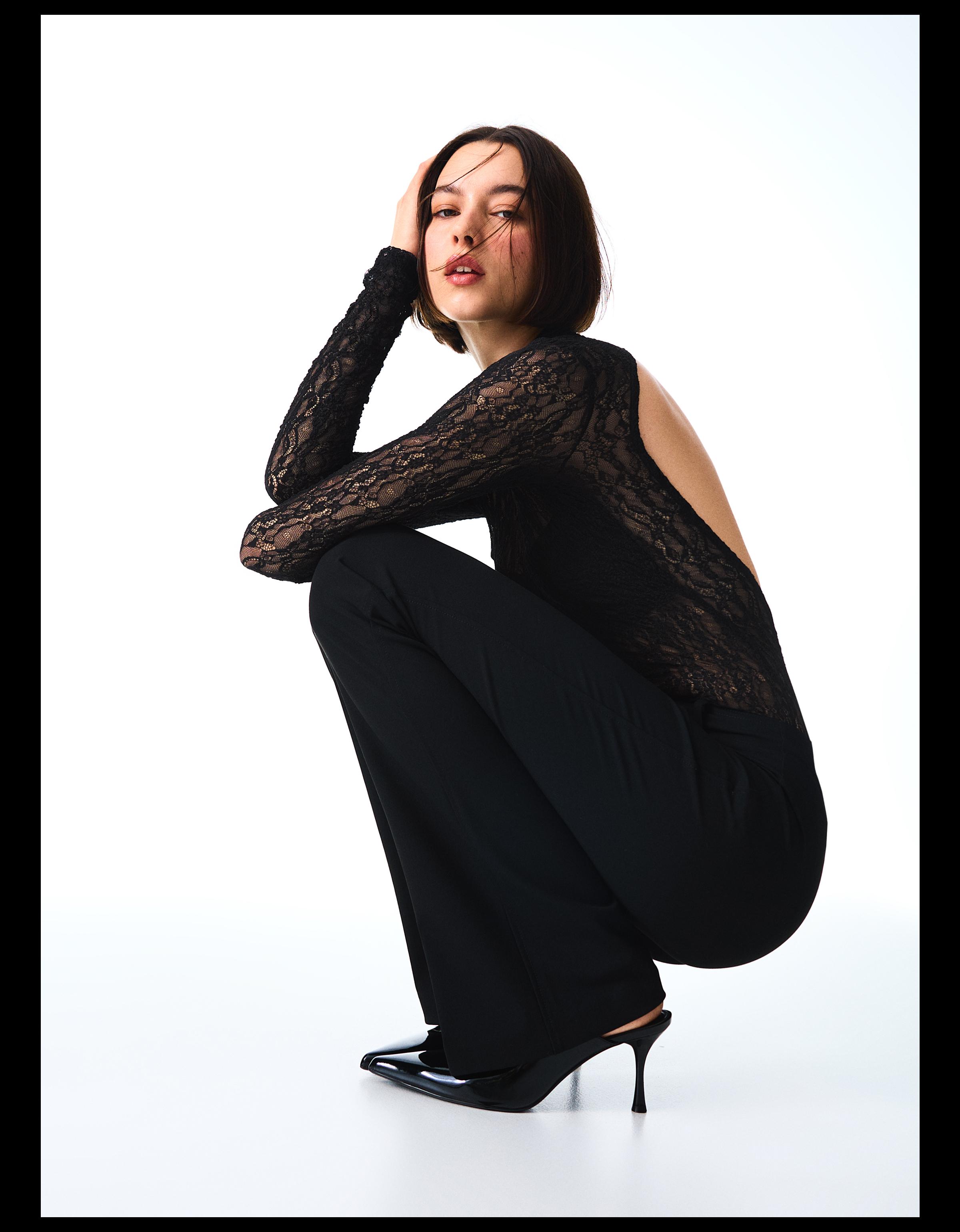 Long sleeve lace bodysuit with split neckline — Black