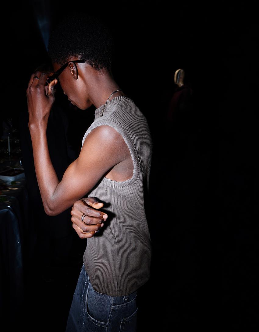 T-shirt sem mangas com bordado-Cinza