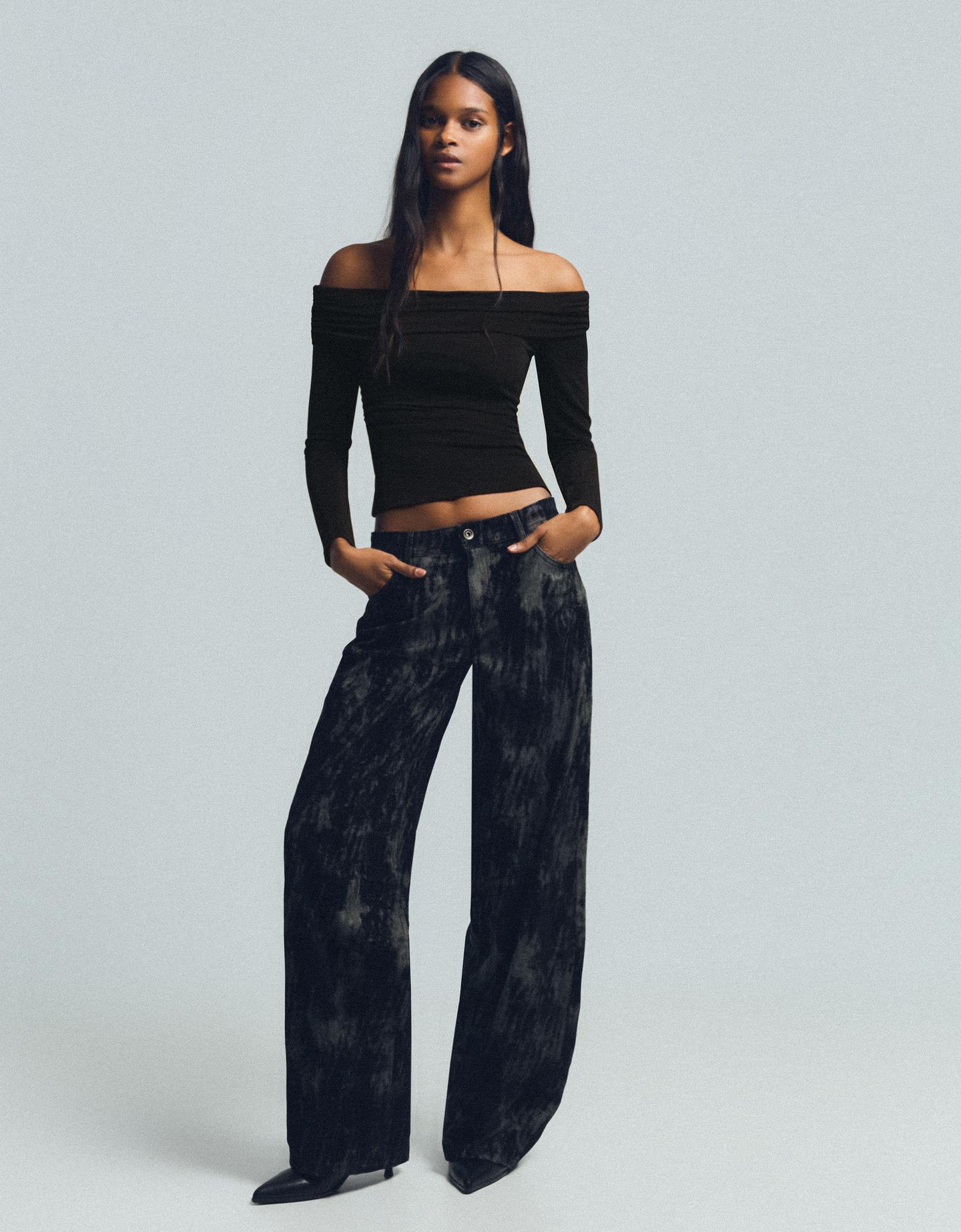 Bershka błyszczący top bardot ze strukturą czarny