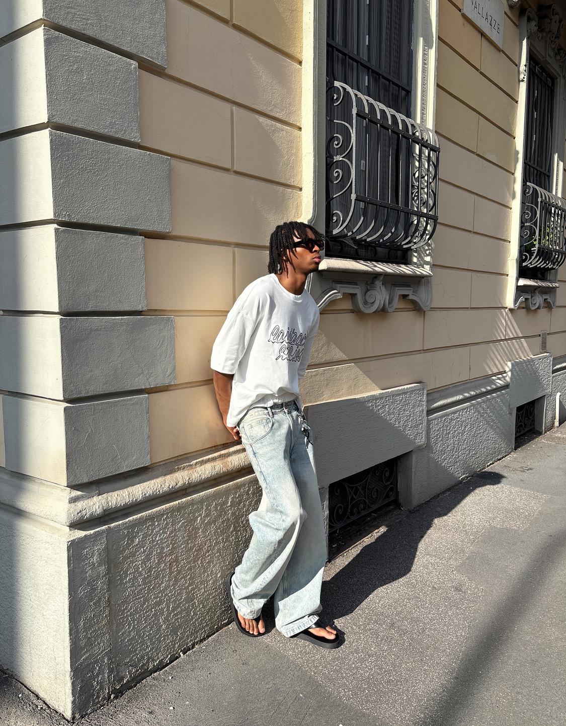 Футболка геометрического кроя с вышивкой