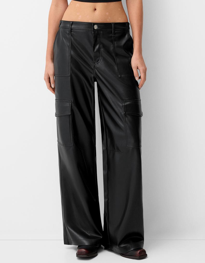 Pantalón cargo efecto piel-Negro