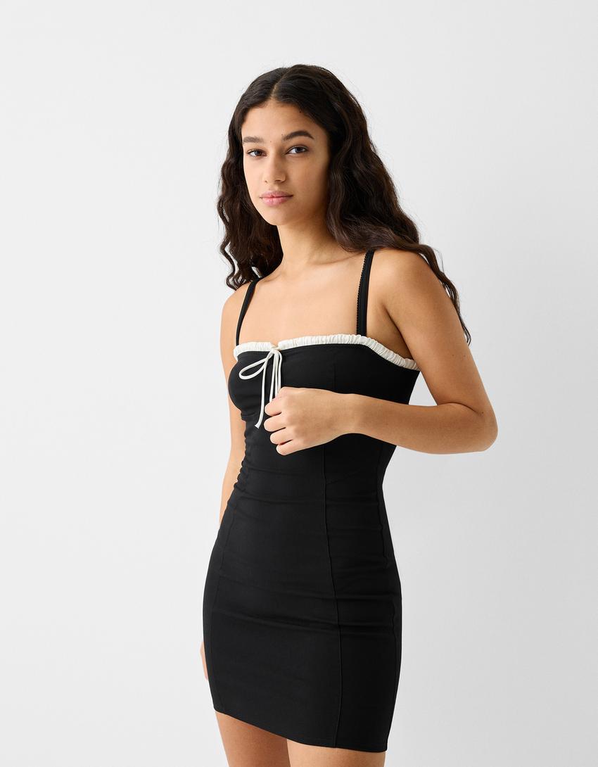 Robe courte cintrée encolure festonnée contrastante-Noir-1