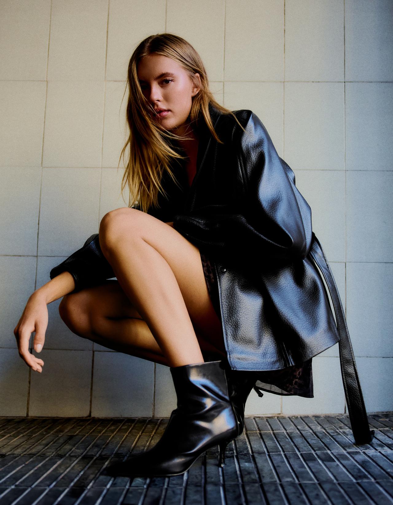 KITTEN HEEL ANKLE BOOTS — BLACK