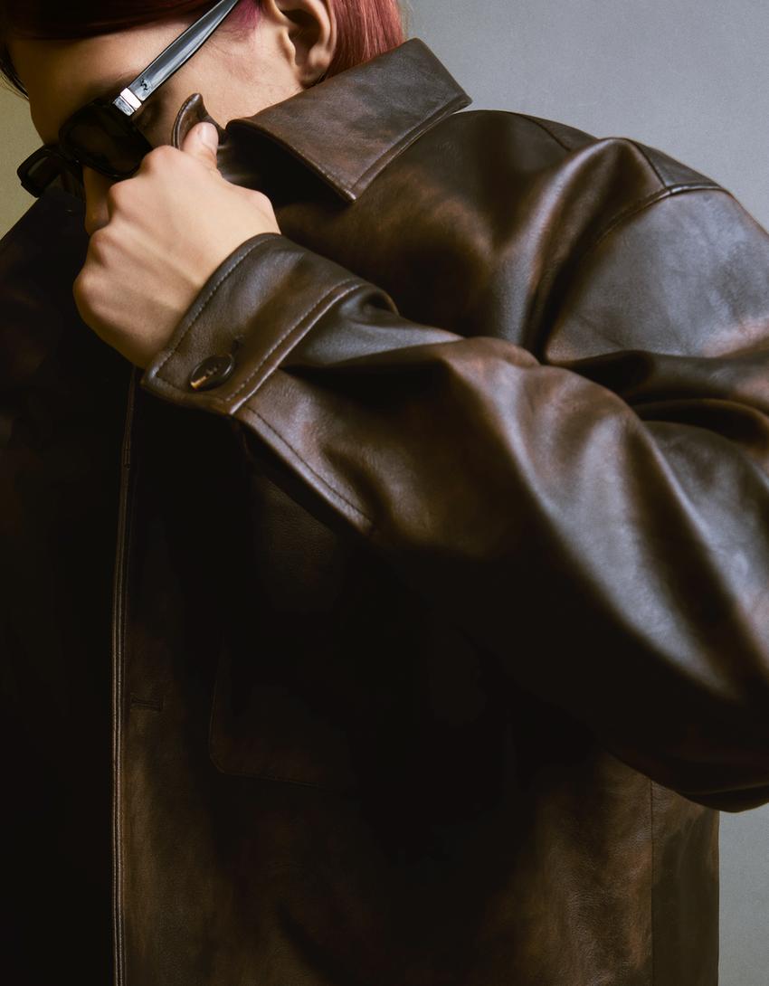 Hemdjacke aus Kunstleder im Boxy-Fit-Braun