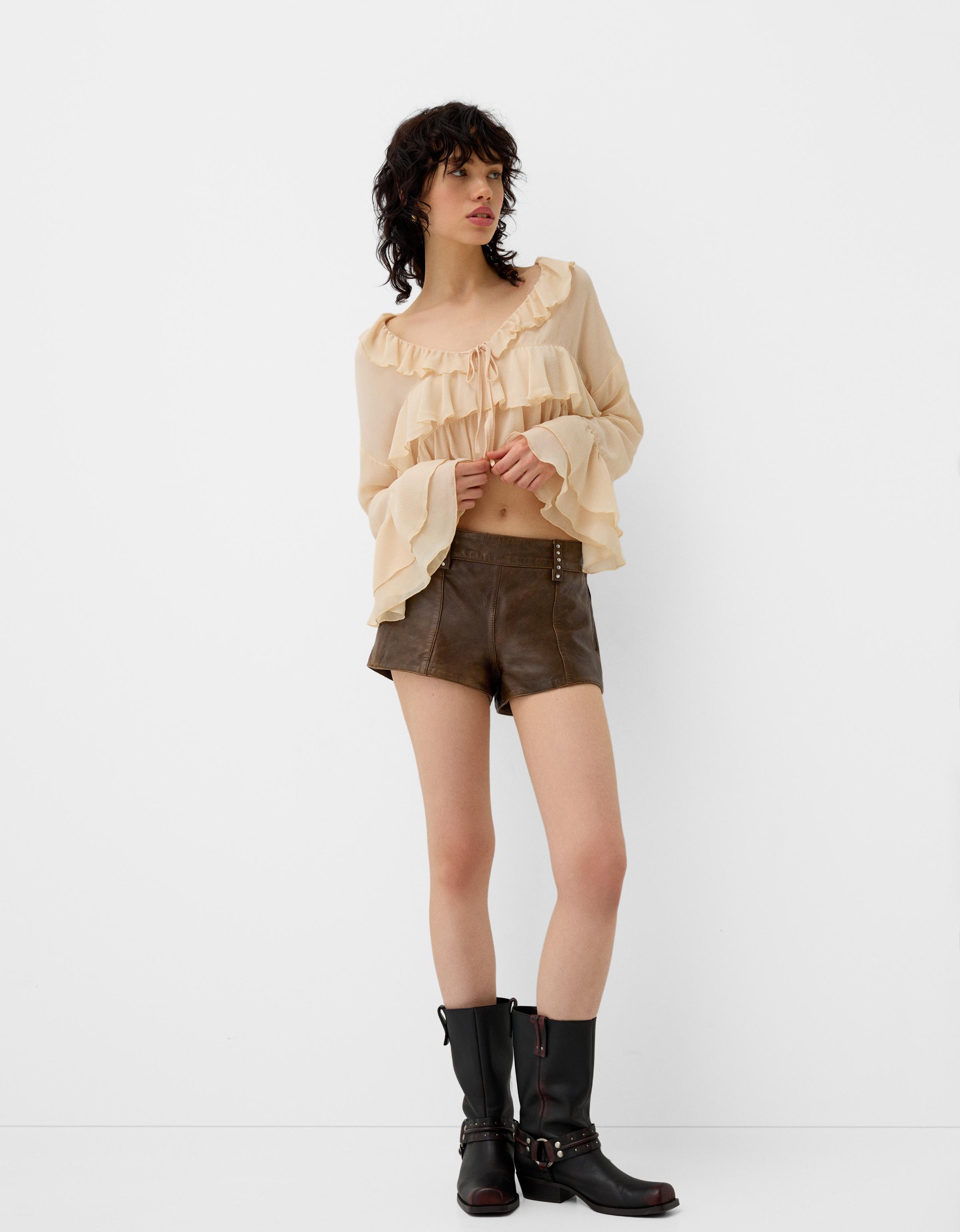 Shorts in pelle con borchie