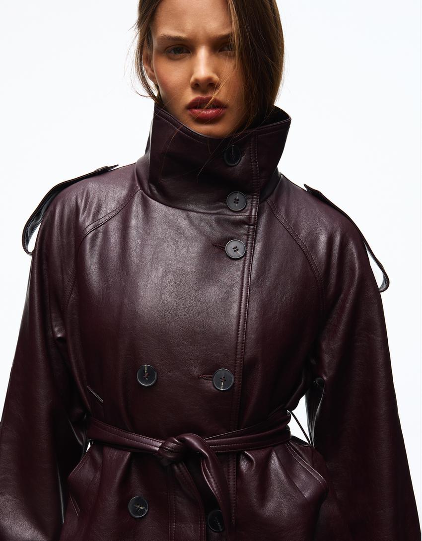 Cazadora trench corta efecto piel-Burdeos