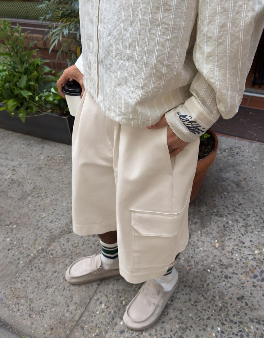 Wide-leg cargo Bermuda shorts with darts-Off white