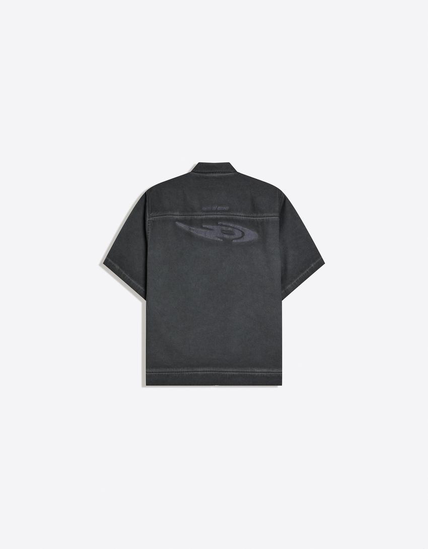 Camisa manga corta boxy bordado OUT OF CORE-Gris oscuro