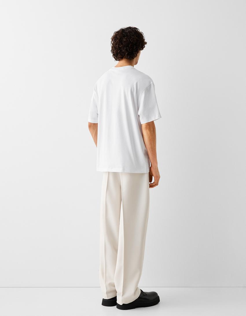 تيشرت بقصّة مربعة وأكمام قصيرة وطبعة-أبيض-1