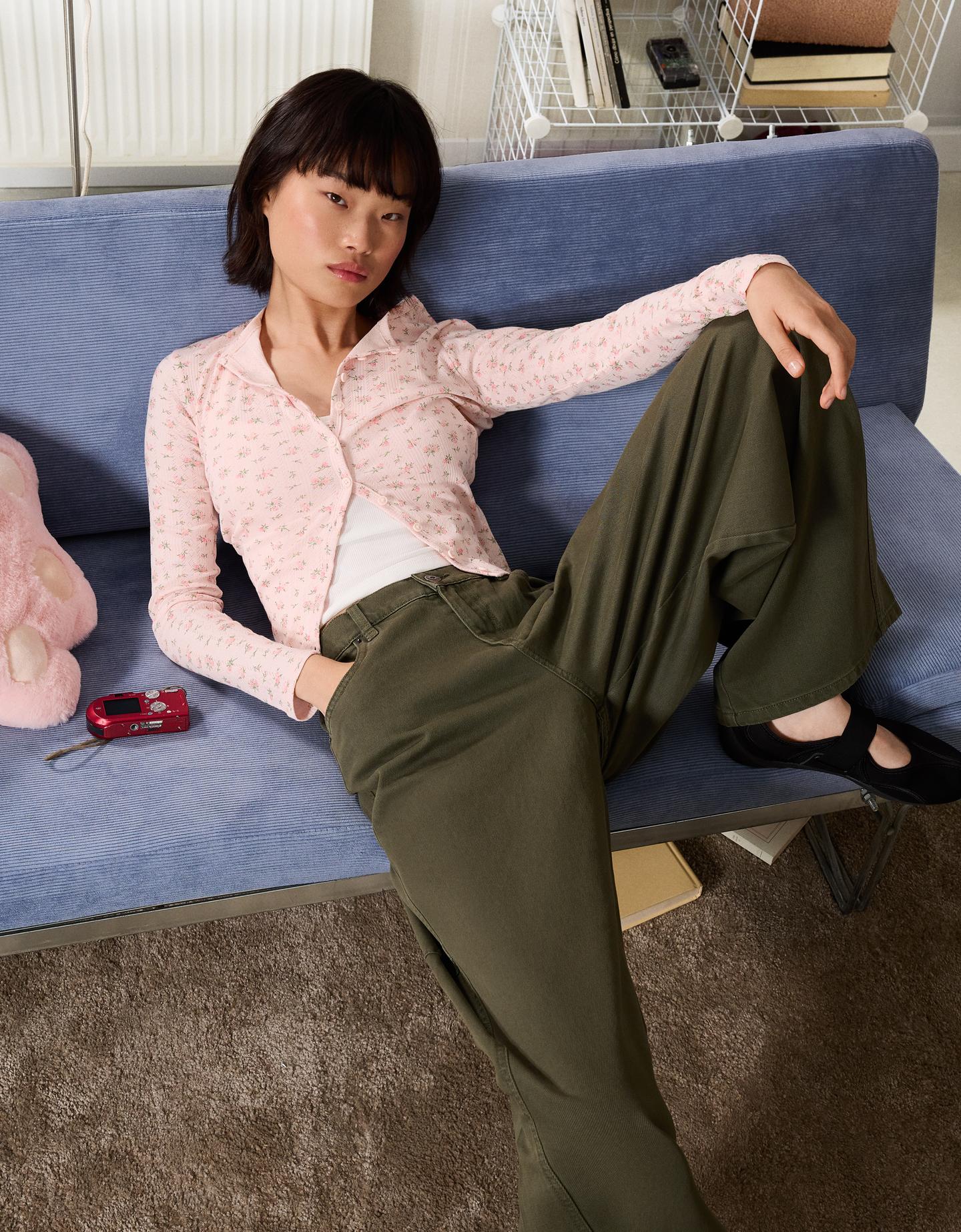 Bershka kardigan z ażurowym nadrukiem różowy