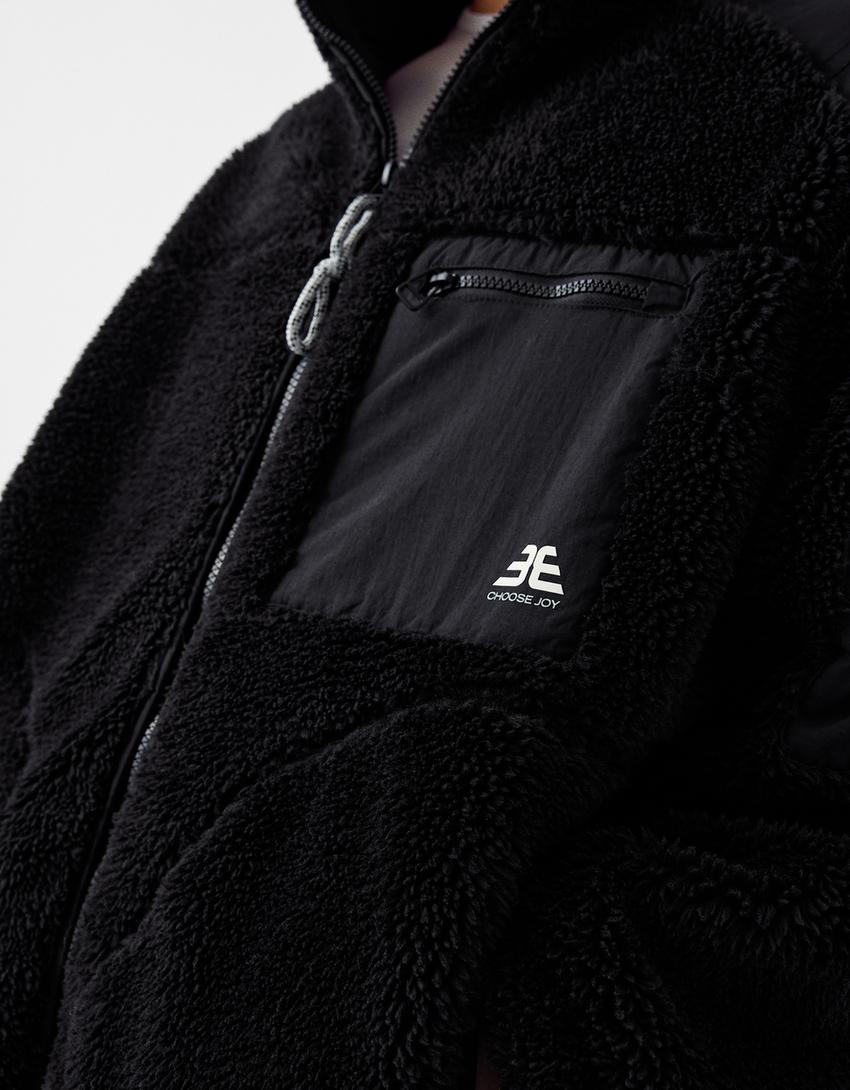 Blusão com efeito de pelo encaracolado com nylon em contraste-Preto-5