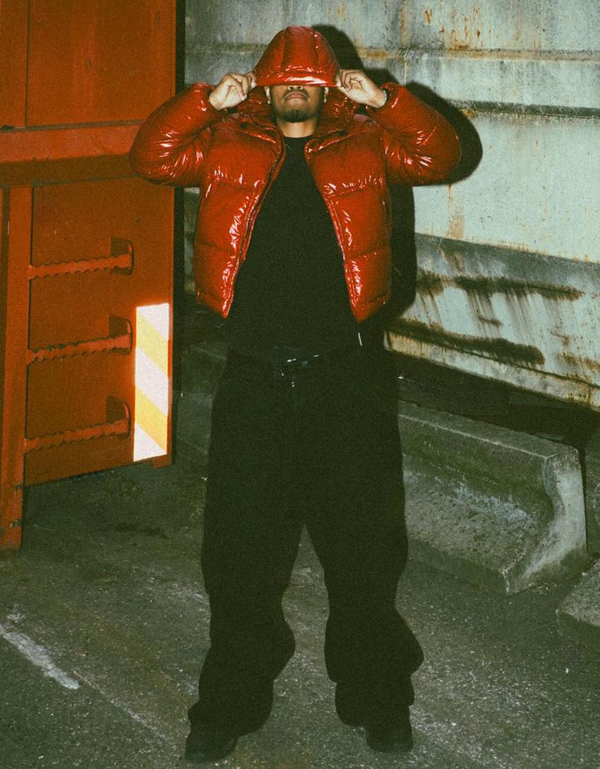 რელიეფური კაპიუშონიანი ქურთუკი-წითელი