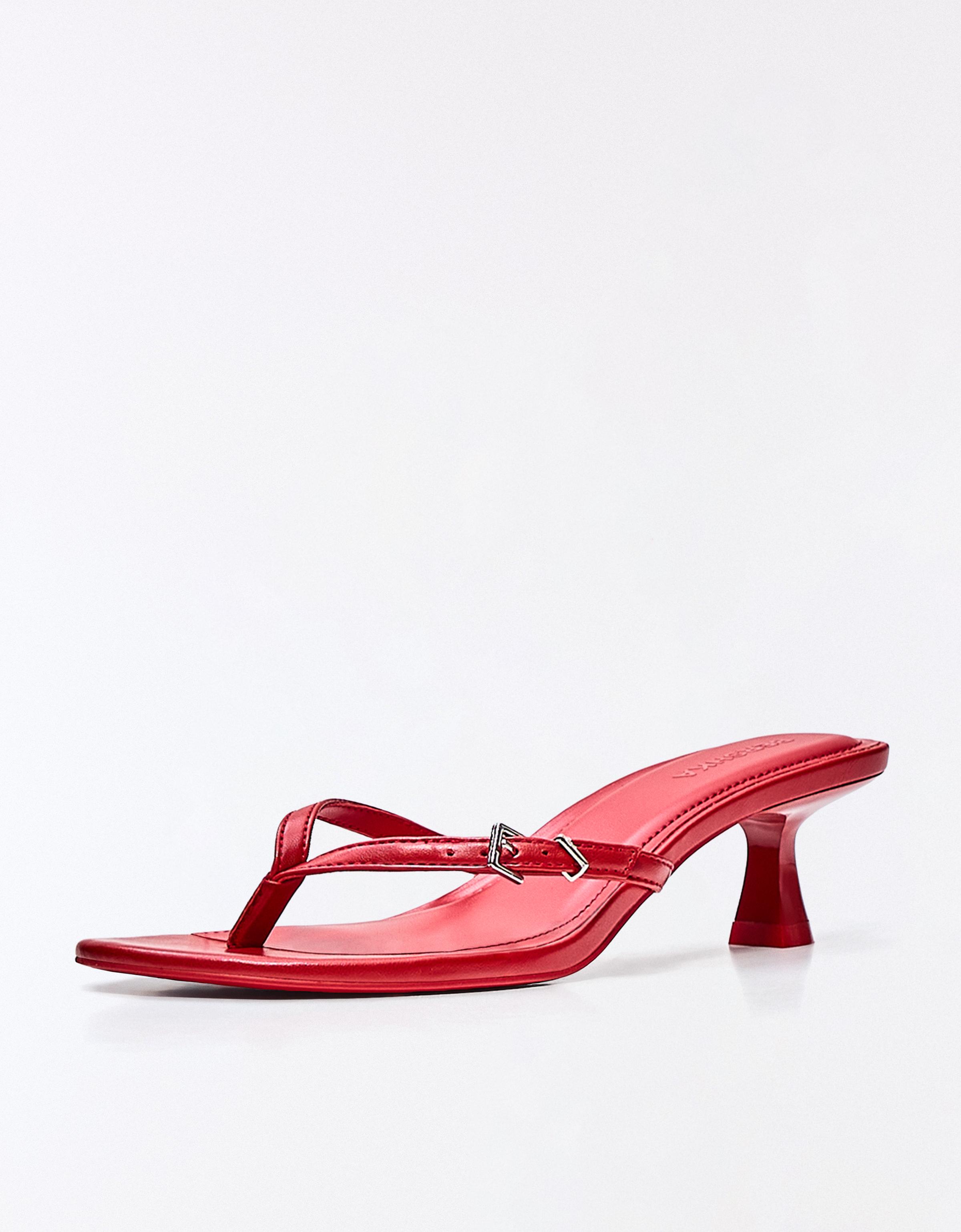 Buckle thong heeled sandals — RED