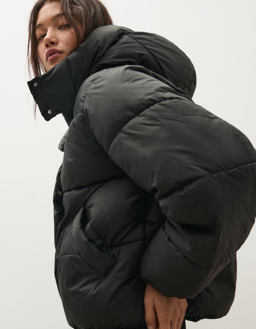 Giubbotto imbottito oversize con cappuccio-Nero