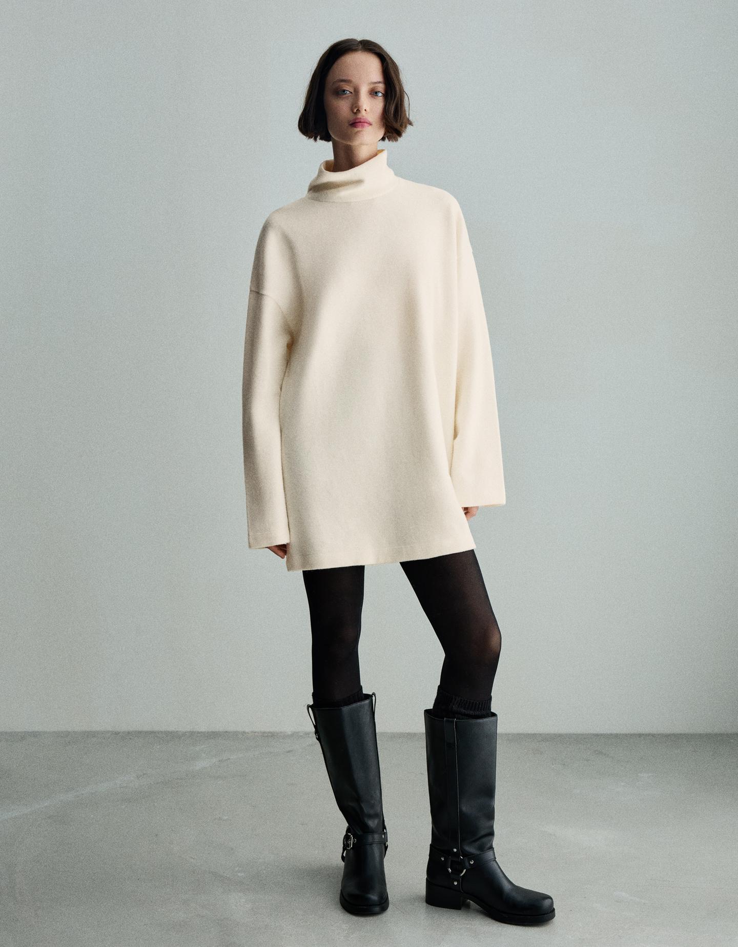 Bershka miękka sukienka mini z szerokimi rękawami kremowy